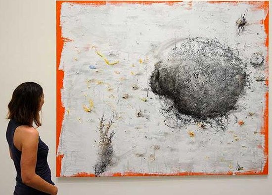 Una visitante del pabellón español de la Bienal de Venecia contempla una de las obras de Barceló. 2009