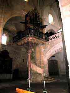 El órgano del gran templo de San Hipólito, descansa sobre una columna. Imagen de guiarte.com. Copyright