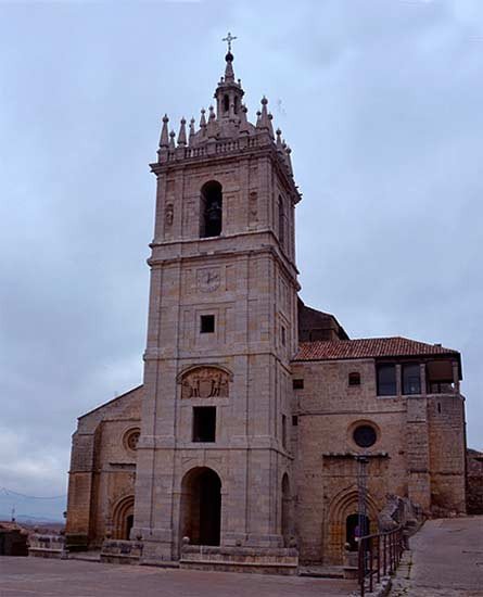 Támara. el perfil de la iglesia de San Hipólito domina los campos de la comarca. Imagen de José Holguera (www.grabadoyestampa.com) / Guiarte.com