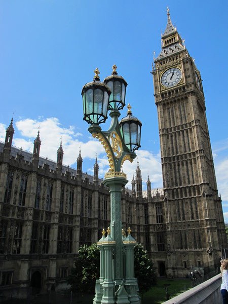 El Palacio de Westminster sede del Parlamento inglés, con la torre del Big Ben, símbolo de la rigurosa puntualidad inglesa.