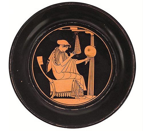 Plato ático con escena femenina. Cuma, 490-480 a. C. Cerámica figurada. Museo Archeologico Nazionale di Napoli