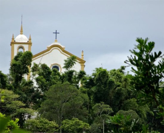 El antiguo santuario, de Lagoa, de origen colonial, dominando la magnífica vegetación. Imagen Guiarte.com.