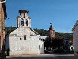 En el centro de Anchuras, su humilde iglesia y el ayuntamiento, con una torrecilla de ladrillo, de 1911. Imagen de guiarte.com. Copyright