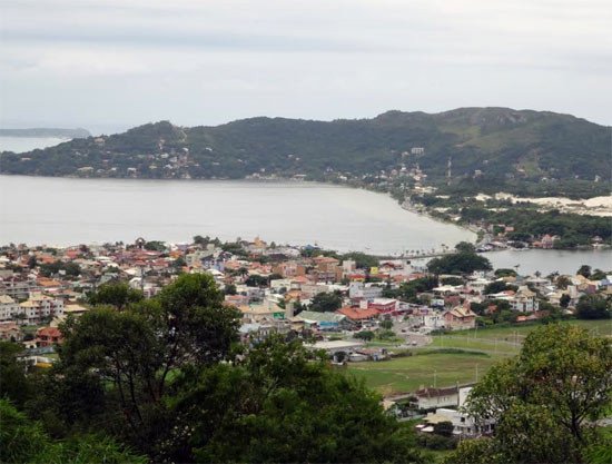 Imagen de Lagoa, desde un mirador del Morro. Al fondo, a la izquierda la Ilha do Xavier.. Imagen Guiarte.com.
