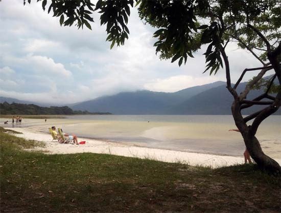 Lagoa de Peri, cerca de Armaçao, en el distrito de Pantano do Sul, Florianópolis. Imagen de Guiarte.com.