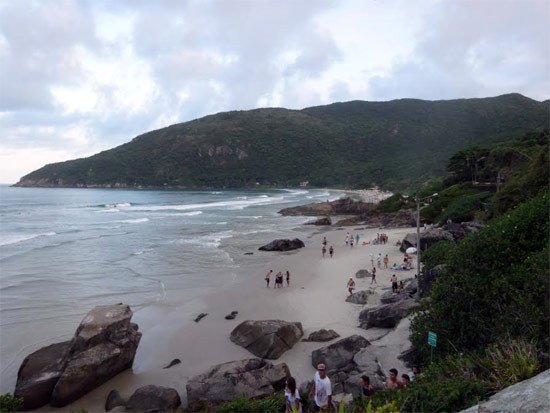 Atardecer en la playa de Matadeiro, distriro de Pantano do Sul, Florianópolis. Imagen de Guiarte.com.