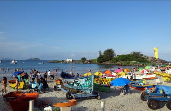 Estampa playera en Armaçao. En el centro, embarcadero para viajar hasta la isla de Campeche(Al fondo). Imagen de Guiarte.com.
