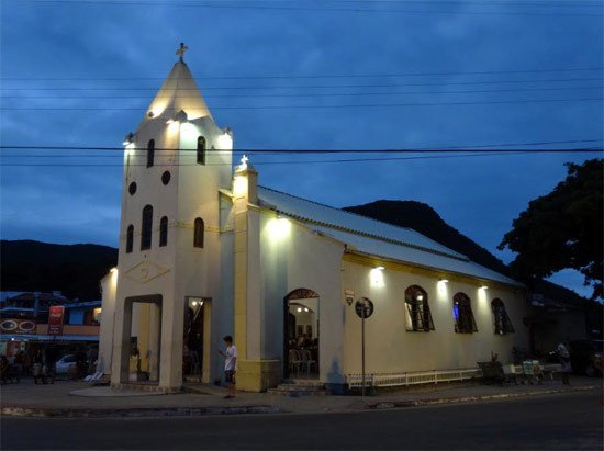 La iglesia de Armaçao es de época colonial, pero bastante reformada en el siglo XX.Imagen de Guiarte.com.