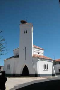 La extraña y blanca iglesia local, en medio del pueblo de Navas.
