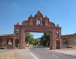 La bella entrada de Almadén, en el pueblo cercado de Almadenejos, Ciudad Real. Imagen de guiarte.com. Copyright