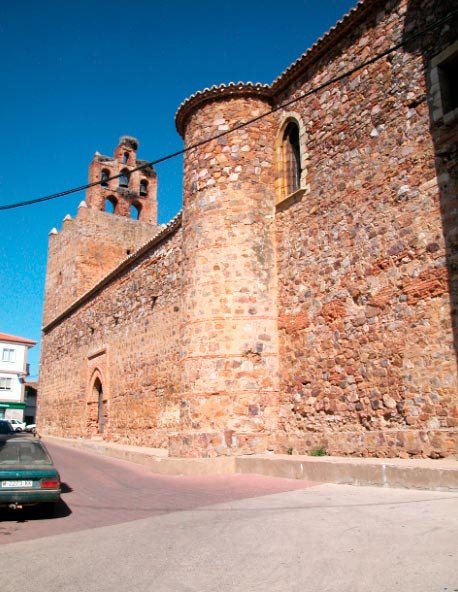 Se aprecia cómo la iglesia local se asienta sobre el antiguo castillo. Al fondo la torre del homenaje-campanario. imagen de guiarte.com. Copyright
