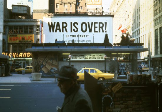 Yoko Ono y John Lennon ¡La guerra ha terminado! (War Is Over!), 1969 Valla publicitaria instalada en Times Square, Nueva York. Yoko Ono.