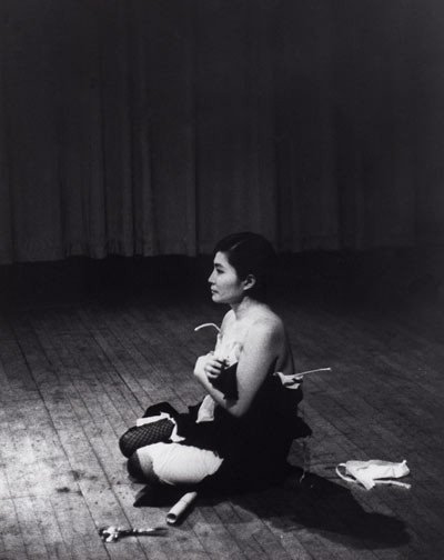 Pieza corte (Cut Piece), 1965 Performance interpretada por Yoko Ono. Carnegie Recital Hall, Nueva York, 21 de marzo, 1965. Foto de Minoru Niizuma.