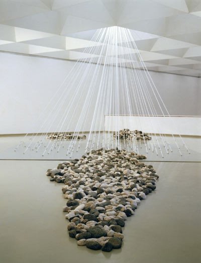 Rayos de la mañana / Lecho de río (Morning Beams / Riverbed), 1996 Vista de las obras instaldas en el Israel Museum, 2000. Yoko Ono.