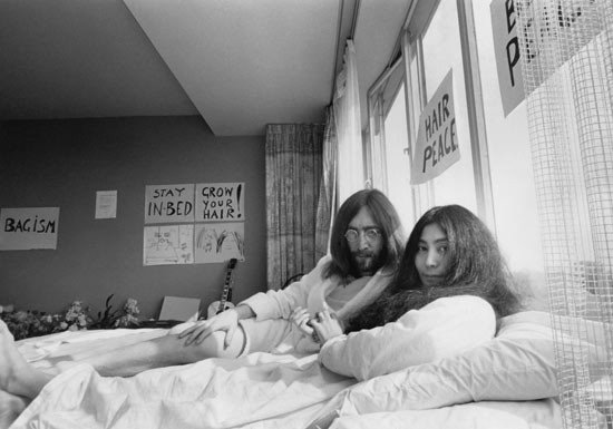 Yoko Ono y John Lennon durante la performance en cama por la paz (Bed-In for Peace) Hotel Hilton, Ámsterdam, 25&#8211;31 de marzo, 1969. Yoko Ono