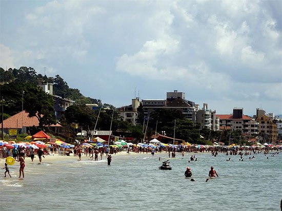 Playa en Canasvieiras (Isla de Santa Catarina, Brasil). Imagen de Guiarte.com.