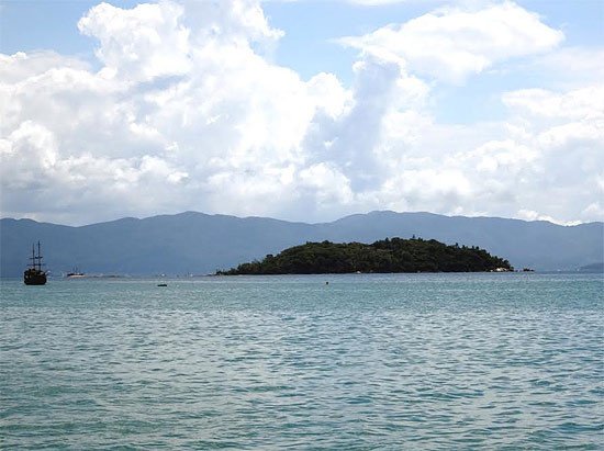 Isleta del Francés, ante Canasvieiras (Isla de Santa Catarina, Brasil). Imagen de Guiarte.com.