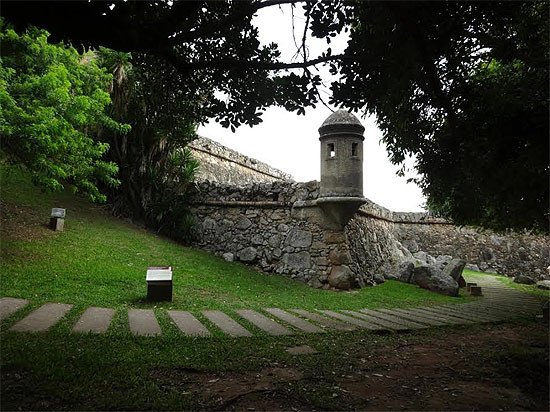 El fuerte de Punta Grossa es el elemento histórico más notable de Canasvieiras (Isla de Santa Catarina, Brasil). Imagen de Guiarte.com.