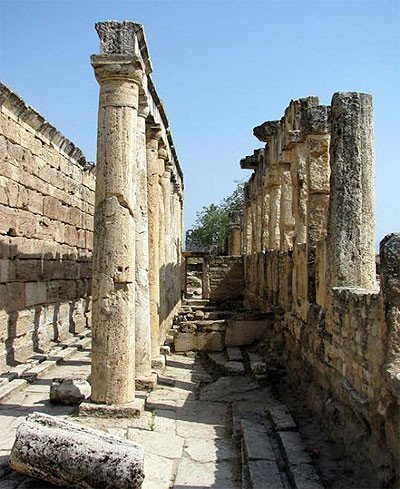Las cuidadas letrinas de la ciudad romana de Hierápolis.  Imagen de Guiarte.com/Miguel Angel Alvarez