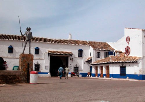 Una estatua de Don Quijote, ante una de las populares ventas que dieron fama al pueblo desde la antiguedad. Imagen de guiarte.com. Copyright