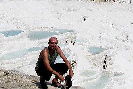 El autor de la guía de Hierápolis y Pamukkale, ante las piscinas de Pamukkale. Imagen Guiarte.com