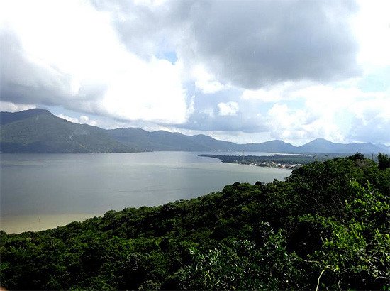 La parte norte de la  Lagoa da Conceição, desde el mirador cercano a Barra da Lagoa (Isla de Santa Catarina, Brasil). Imagen de Guiarte.com
