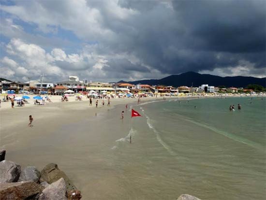 La animada playa de de Barra da Lagoa (Isla de Santa Catarina, Brasil). Imagen de Guiarte.com