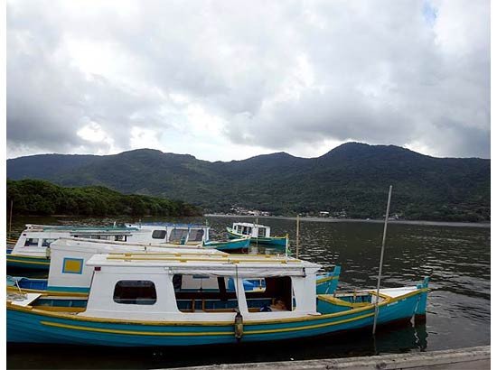 São João do Rio Vermelho (Isla de Santa Catarina, Brasil). Taxis-barca en la orilla de la Lagoa da Conceiçao. Imagen de guiarte.com