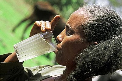 El contraste en Etiopia, donde la pobreza se encuentra vinculada a la falta del agua potable. Foto de Intermón Oxfam