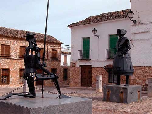 El enamorado Don Quijote ante Dulcinea, en versión moderna, en El Toboso. Guiarte.com