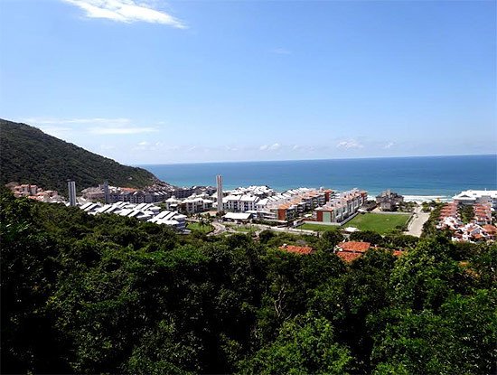 Especulación urbanística frente a belleza en la playa Brava,  Cachoeira do Bom Jesus, en la Isla de Santa Catarina, Brasil. Imagen de Guiarte.com