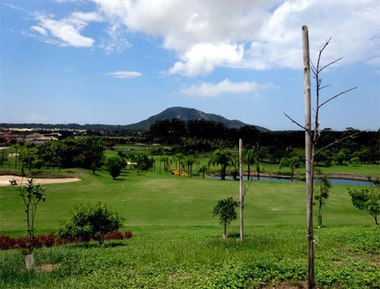 Campo de golf en Ingleses do Rio Vermelho (Isla de Santa Catarina, Brasil). Imagen de Guiarte.com.