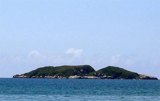 Ilha de Mata Fome, apreciada por los submarinistas.(Isla de Santa Catarina, Brasil). Imagen de Guiarte.com.