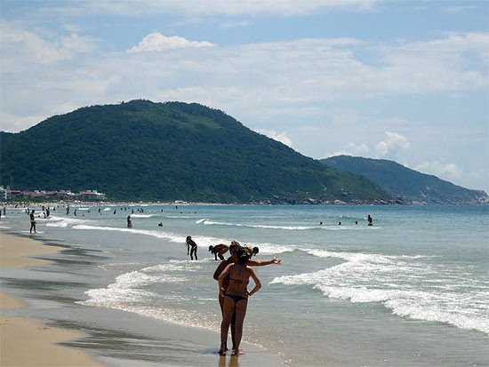 Al norte de la Playa aparecen la Pontas da Feticeira, y más arriba la Ponta do Bote. Es el extremo norte de la Isla de Santa Catarina, en Brasil.