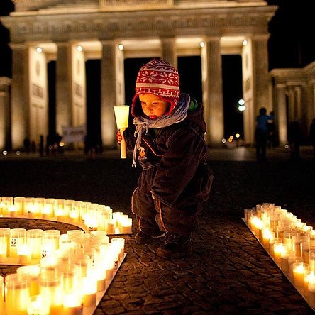 Un niño coloca su vela por el planeta. Foto WWF