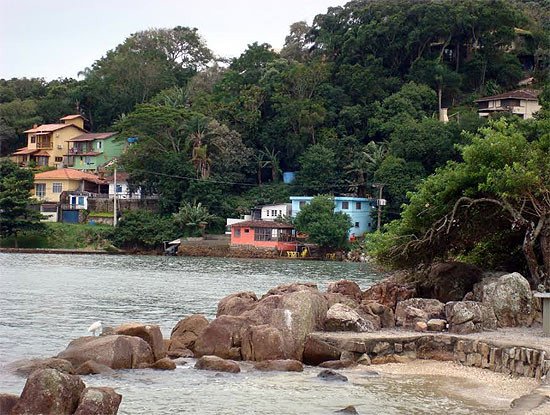 Sambaqui, un bello lugar en la Isla de Santa Catarina. Entorno de la Ponta de Sambaqui.. Imagen de Guiarte.com