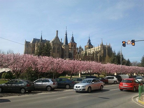 La llegada de la primavera activa el flujo de peregrinos. Palacio Episcopal, Catedral y Murallas Romanas de Astorga. Foto Guiarte Copyright.