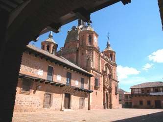 Al fondo de la plaza aparece la magnífica iglesia del Cristo, en San Carlos del Valle. Imagen de guiarte.com. Copyright