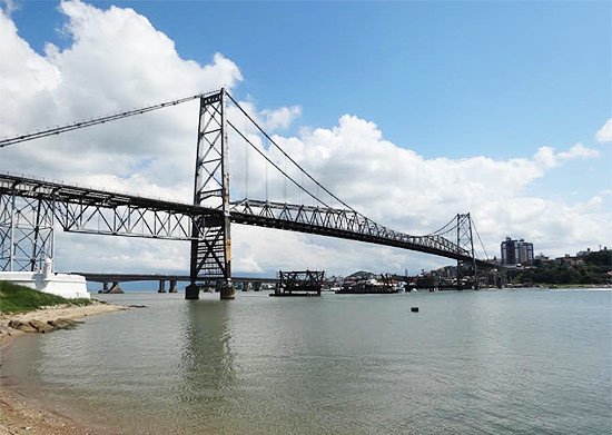 Puente Hercílio Luz, el icono de la ciudad de Florianópolis, estado de Santa Catarina, Brasil. Imagen de Guiarte.com