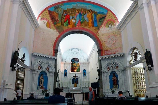 Catedral de Florianópolis. Arcada central y capilla mayor.  Imagen de Guiarte.com