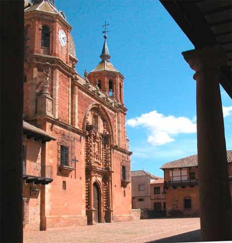 La iglesia del Santísimo Cristo del Valle, con su portada de Cristo entre los ladrones. Guiarte.com
