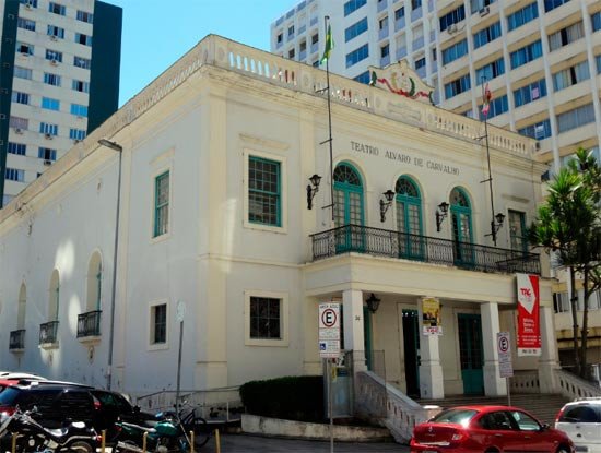 El Teatro Álvaro de Carvalho, ha quedado empequeñecido por los altos edificios circundantes. Imagen de Guiarte.com