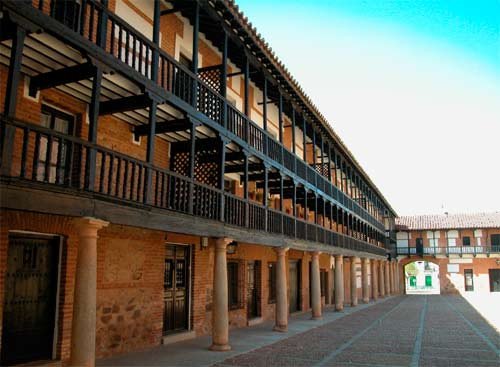 La extraordinaria plaza Mayor de San Carlos del Valle, una de las más hermosas de La Mancha