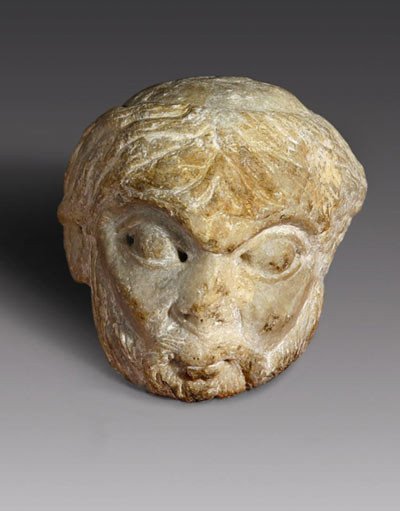Maestro de Cabestany. Cabeza humana. Fragmento de relieve. Segundo tercio del siglo XII. Colección particular