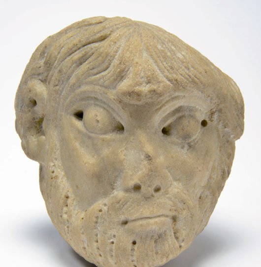 Maestro de Cabestany. Cabeza humana. Fragmento de relieve. Segundo tercio del siglo XII. Fitzwilliam Museum, Cambridge (Reino Unido) Núm. inv. M.3-1964