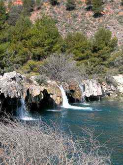 Unas cascadas en las lagunas altas de Ruidera, término de Ossa de Montiel. imagen de guiarte.com. Copyright