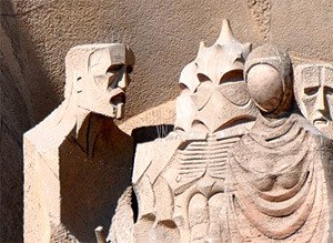 Referencias a Gaudí y a las chimeneas de la Casa Milà, en la obra de Subirats, en la portada de la Pasión, de la Sagrada Familia. Imagen de Guiarte.com