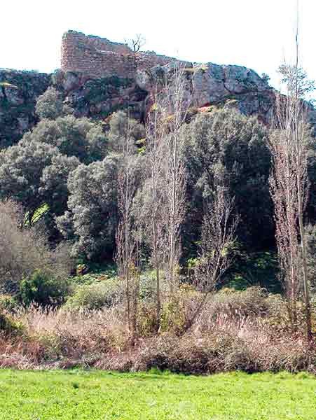 Sobre un roquedo están los restos del castillo Rochafrida. Guiarte.com