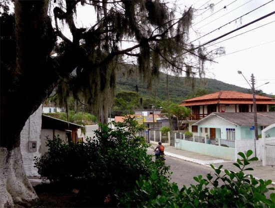 El centro urbano de Ratones (Ilha de Sta. Catarina) apenas está integrado por un puñado de casas relativamente dispersas. Imagen de Guiarte.com