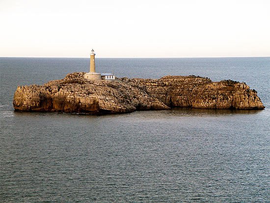 La isla de Mouro, ante la bahía de Santander,  con el mar absolutamente plácido. Guiarte.com/ José Manuel Fernández Miranda.